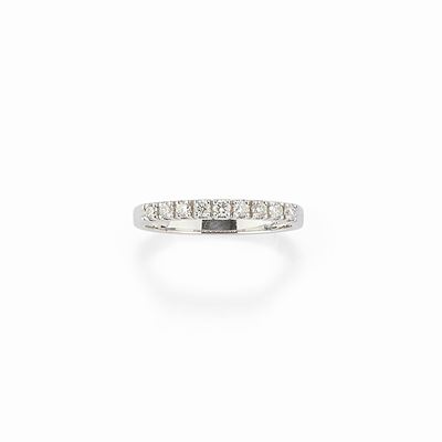 Anello in oro bianco 18K con nove diamanti taglio brillante, totale ct 0,30