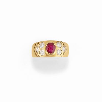 Anello, Rubino ovale e diamanti in oro giallo 18K