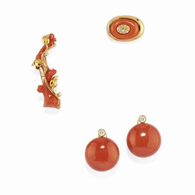 Orecchini e spille, oro giallo 18K, corallo e diamanti