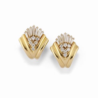 Orecchini in oro giallo 18K con diamanti taglio brillante e baguette
