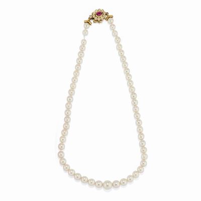 Collana e orecchini in oro giallo 18K con perle coltivate, rubini e diamanti
