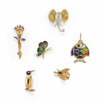 Cinque spille e un pendente, gioielli in oro bianco e giallo 18K con smalti di gusto animalier