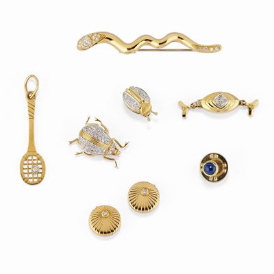 Sette oggetti in oro giallo 18K con diamanti e zaffiro cabochon