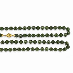 A 18K yellow gold and jade necklace.