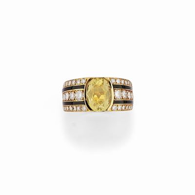 Scavia, Anello con topazio ovale e diamanti