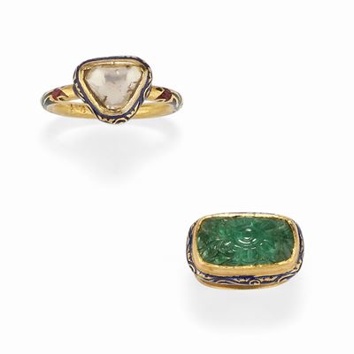 Due anelli indiani in oro giallo 22K con smalti, smeraldo e diamanti