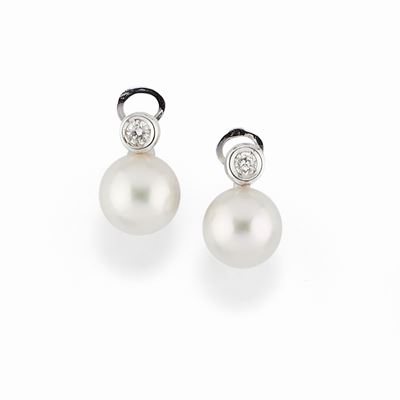 Orecchini in oro bianco 18K con perle coltivate e diamanti
