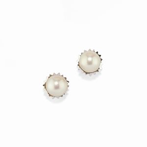 A 18K white gold with pearls earrings
