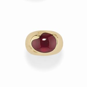 A 18K yellow gold, red cabochon garnet ring, Pomellato, circa 1990