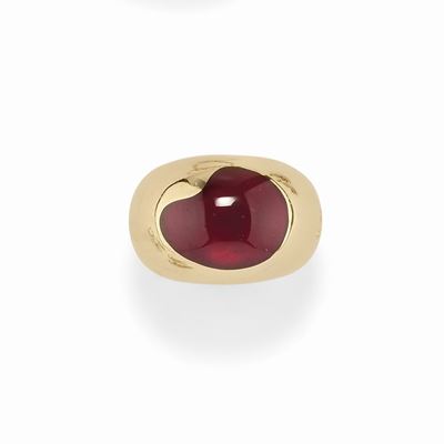 Anello con granato rosso, oro giallo 18K, collezione 'Lago', circa 1990