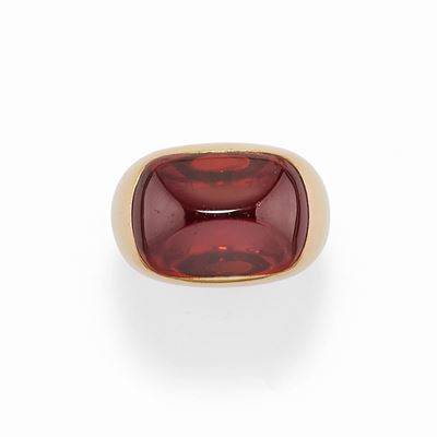 Anello in oro giallo 18K con granato cabochon ovalizzato, circa 1990