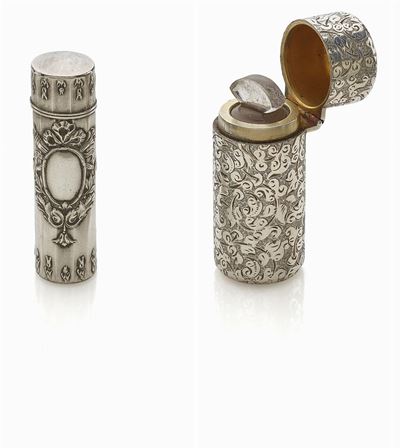 Due porta profumo d'epoca in argento, decorazione inciso e coperchio in cristallo