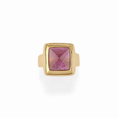Anello in oro giallo 18K con tormalina rosa, circa 1990