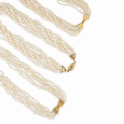 Tre collane, due in oro giallo 18K e una in metallo dorato, multifili a torchon