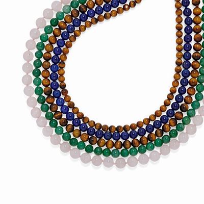 Cinque collane in oro giallo 18K con pietre preziose: occhio di tigre, lapislazzuli, giada e quar...