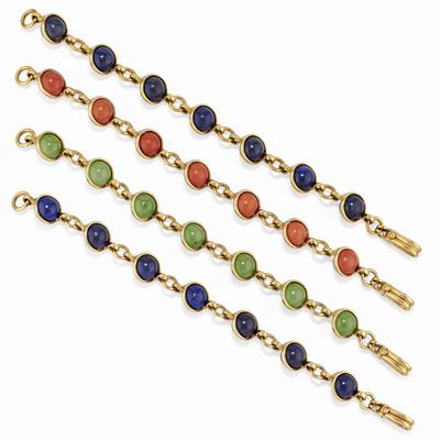 Bracciali in oro giallo 18K con elementi in corallo, lapislazzuli e giadeite, circa 1970