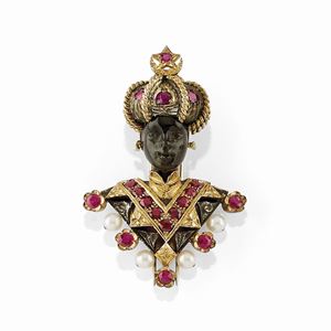 Nardi - A silver and 18K yellow gold, ruby, garnet and cultured pearl  blackmoor brooch, Nardi, with box