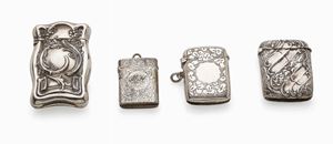 LOTTO DI QUATTRO SCATOLE PORTA FIAMMIFERI D’EPOCA IN ARGENTO, INGLESI