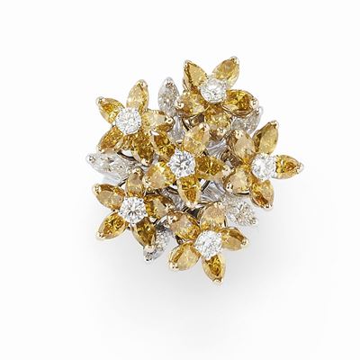 Anello in oro bianco 18K con diamanti Fancy Orange e incolori