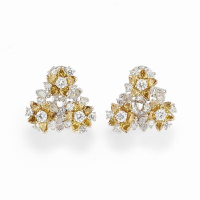 Orecchini in oro bianco 18K con diamanti Fancy Orange e incolori