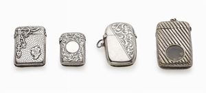 LOTTO DI QUATTRO SCATOLE PORTA FIAMMIFERI D’EPOCA IN ARGENTO, INGLESI