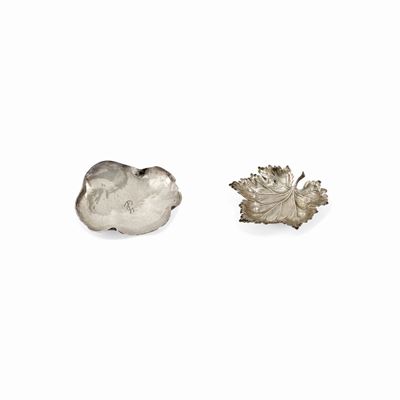Due foglie in argento con incisione