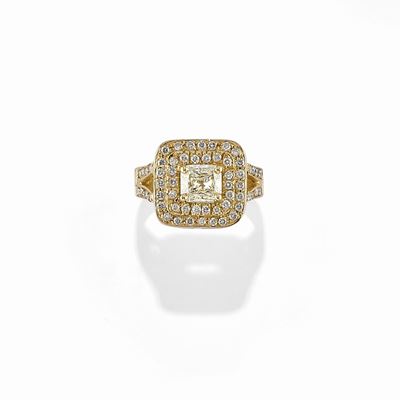 Anello in oro giallo 18K con diamante taglio radiant di ct 1,02 e diamanti taglio brillante