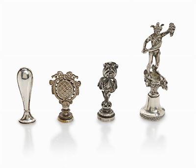 Quattro sigilli in argento per ceralacca con decorazioni di Hermes e flora