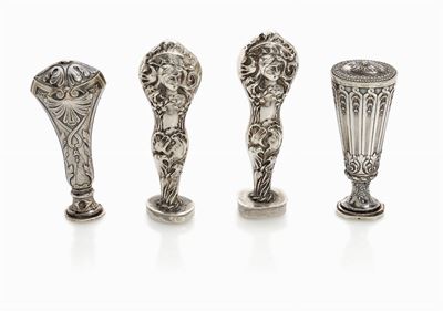 Quattro sigilli d'epoca in argento con incisioni decorative e pietre dure