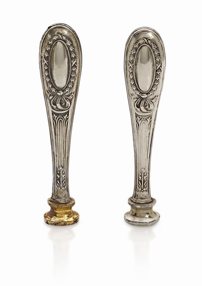 Coppia di due sigilli d'epoca in argento, peso complessivo 66 g