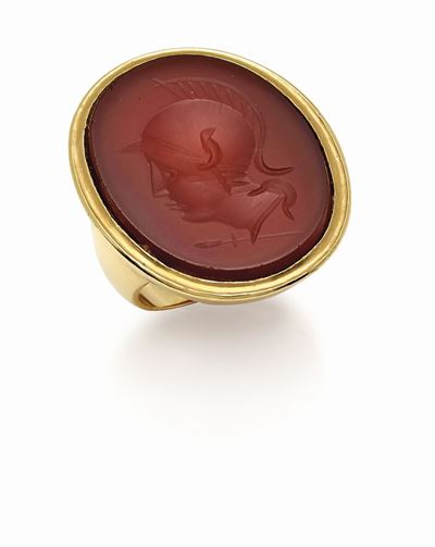 Anello a sigillo in oro giallo 18K con cammeo in corniola raffigurante un guerriero