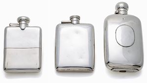 LOTTO DI TRE FIASCHETTE DA TASCA PORTA LIQUORE, IN ARGENTO