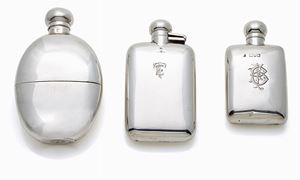 LOTTO DI TRE FIASCHETTE DA TASCA PORTA LIQUORE, IN ARGENTO