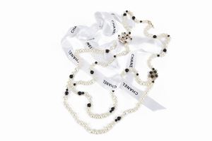 Chanel - Lunga collana con perle di fantasia e boules
