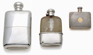 LOTTO DI TRE FIASCHETTE DA TASCA PORTA LIQUORE, IN ARGENTO