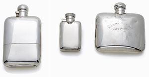 LOTTO DI TRE FIASCHETTE DA TASCA PORTA LIQUORE, IN ARGENTO