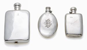 LOTTO DI TRE FIASCHETTE DA TASCA PORTA LIQUORE, IN ARGENTO