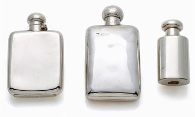 Set di tre fiaschette da tasca in argento per liquore, diverse marche ed epoche