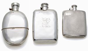 LOTTO DI TRE FIASCHETTE DA TASCA PORTA LIQUORE, IN ARGENTO