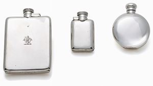 LOTTO DI TRE FIASCHETTE DA TASCA PORTA LIQUORE, IN ARGENTO