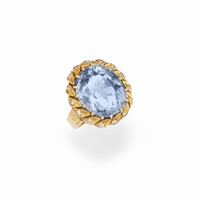 Anello in oro giallo 18K con zaffiro ovale di ct 18,50 e diamanti
