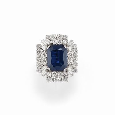 Anello in oro bianco 18k con zaffiro taglio a gradini di ct 9,60 e diamanti per un totale di ct 4...