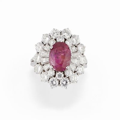 Anello in oro bianco 18K con rubino ovale di ct 4,00 e diamanti