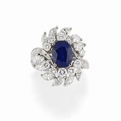 Anello in oro bianco 18K con zaffiro ovale di ct 2,90 e diamanti