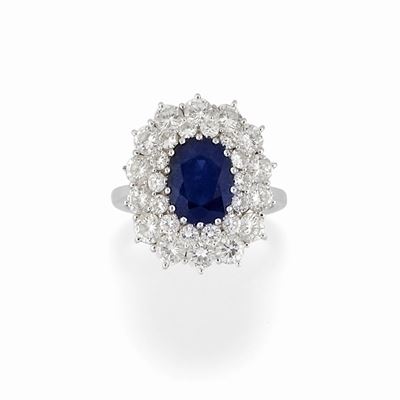 Anello in oro bianco 18K con zaffiro ovale di ct 2,30 contornato da diamanti