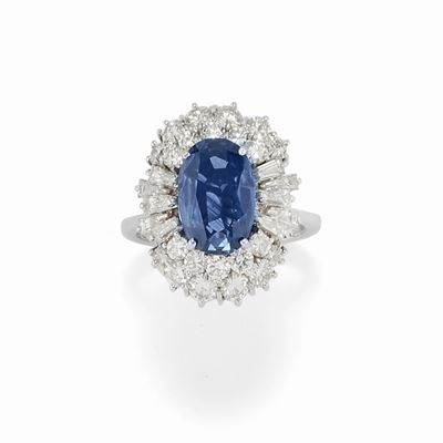 Anello in oro bianco 18K con zaffiro ovale di ct 3,02 e diamanti