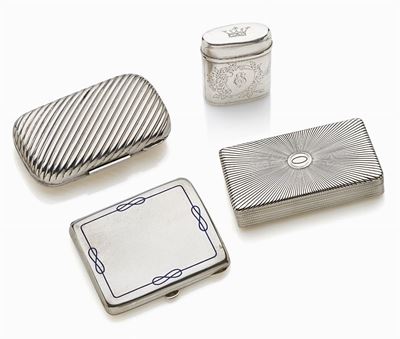 Quattro scatole portasigarette in argento, varianti di design e decorazioni