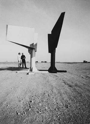 Lynn Chadwick, Due Figure Alate, Savona