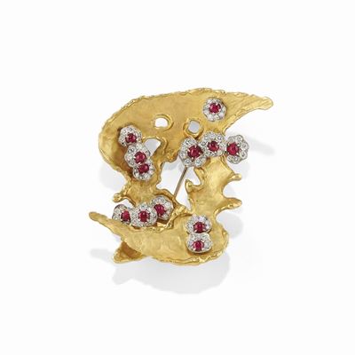 Spilla in oro bicolore 18K con diamanti e rubini