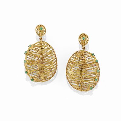 Orecchini pendenti in oro giallo 18K con smeraldi taglio rotondo